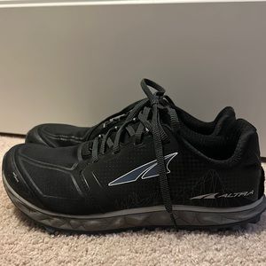 Black with gray Women’s Altra Gaiter Trap 4 Shoe for Trails/Hiking